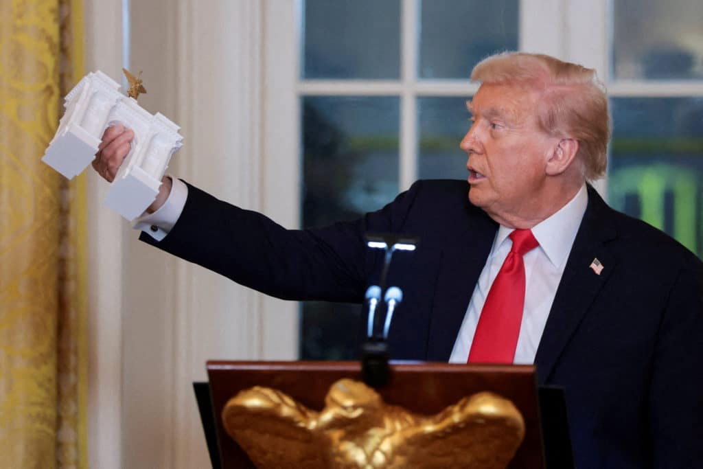 News Wrap: Arts commission approves design of Trump's 250-foot arch